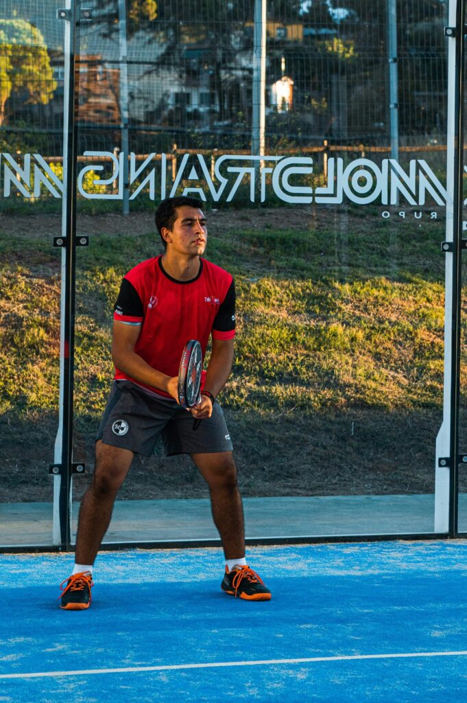 A man holding a padel